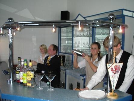 Restaurant- und Barmeister Bernd Beyer, Barchef in der Villa Salve Hotel & Restaurant Binz, von der deutschen Barkeeper-Union kreierte und kredenzte mit seinen beiden Kolleginnen von der tschechischen Barkeeper-Union Petra Brazdova und Barbora Mikulastikova aus Ostrava-Vitkovice den Cocktail Euro 2002. Dieses optisch sehr ansprechende Mixgetränk stellten sie aus Gin, Aperol, Blutorangensirup und Lime Juice her. Foto: Eckart Kreitlow